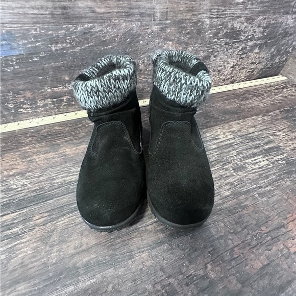 Khombu Black Ankle Boots with Gray Knit Cuff - Picture 7 of 11